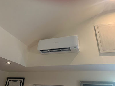 Wall mounted air conditioning unit for kitchen